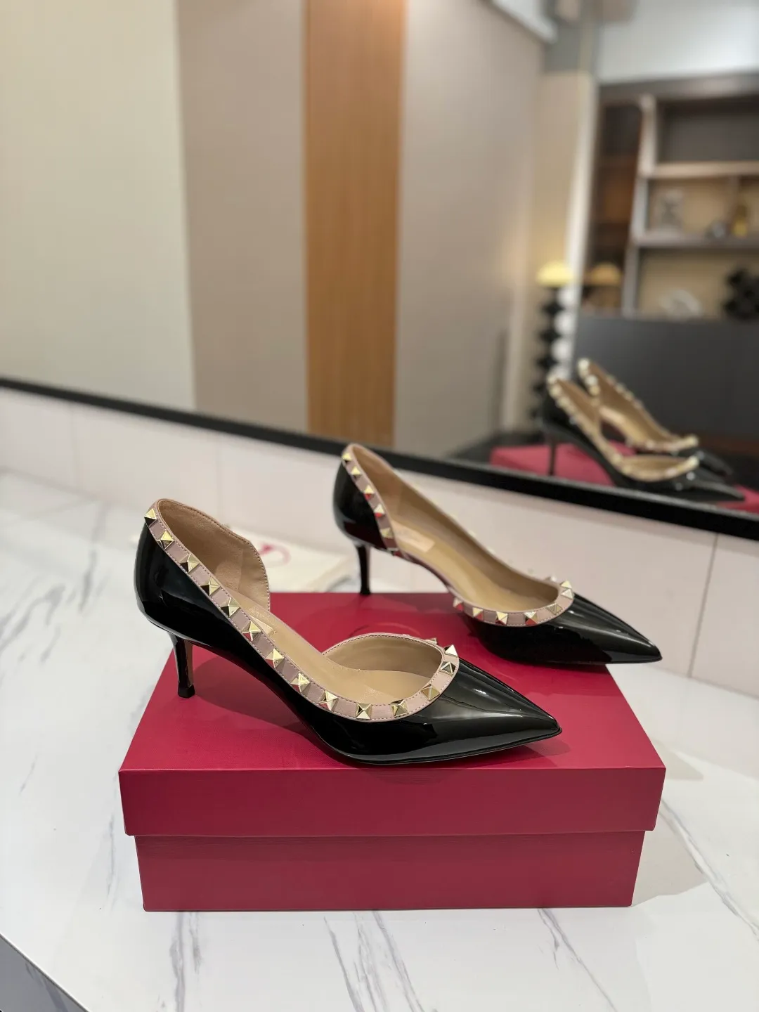 👟👟Ex-factory price 580👟👟 Valentino/Valentino rivet VT classic shoes, top replica! The side curves are perfect, the original molded custom-made rust-free rivets, and the textured hardware bring out a full sense of high-end, giving you a genuine foot feel! The first choice for high-end customers❤️ [Material] Upper: Original imported custom patent leather Lining: Original imported goatskin Outsole: Imported pearlescent leather outsole Heel height: 6.5CM Code number: 35-39 [34, 40, 41, 42 custom-made are not returnable]